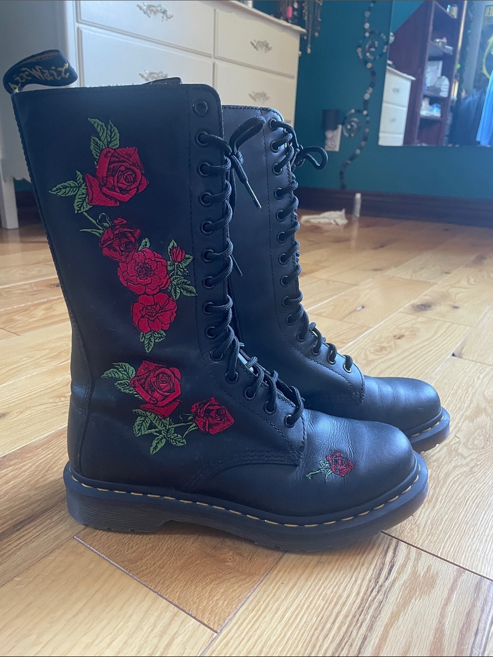 1460 VONDA FLORAL LEATHER LACE UP
Doc Martens Rose Embroidered Boots